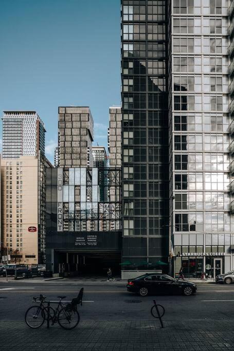 Chic 1-Br Condo; Parking Included; Downtown Core Toronto Exterior photo