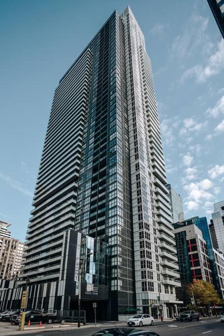 Chic 1-Br Condo; Parking Included; Downtown Core Toronto Exterior photo