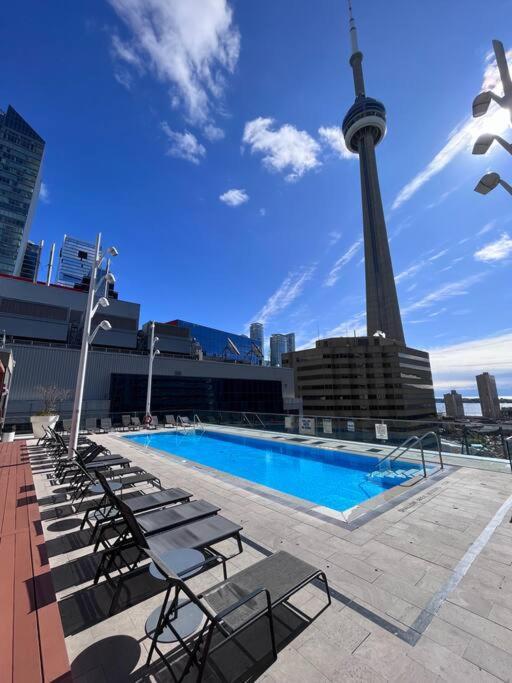 Chic 1-Br Condo; Parking Included; Downtown Core Toronto Exterior photo