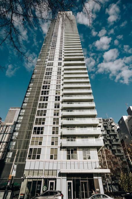 Chic 1-Br Condo; Parking Included; Downtown Core Toronto Exterior photo