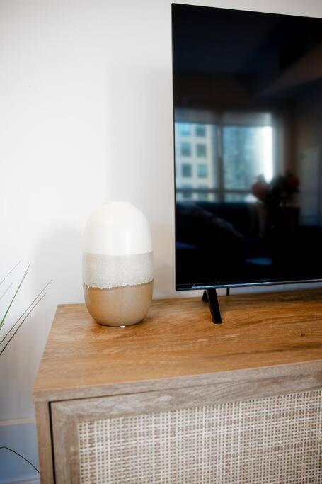 Chic 1-Br Condo; Parking Included; Downtown Core Toronto Exterior photo