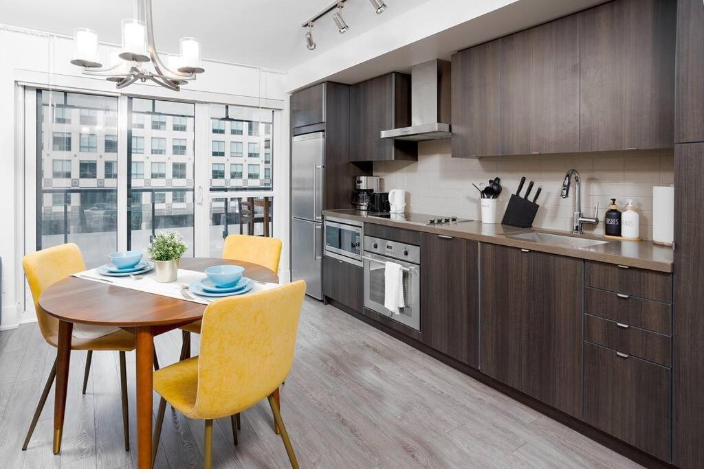Chic 1-Br Condo; Parking Included; Downtown Core Toronto Exterior photo