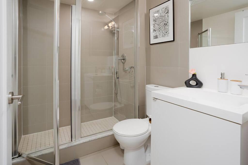 Chic 1-Br Condo; Parking Included; Downtown Core Toronto Exterior photo