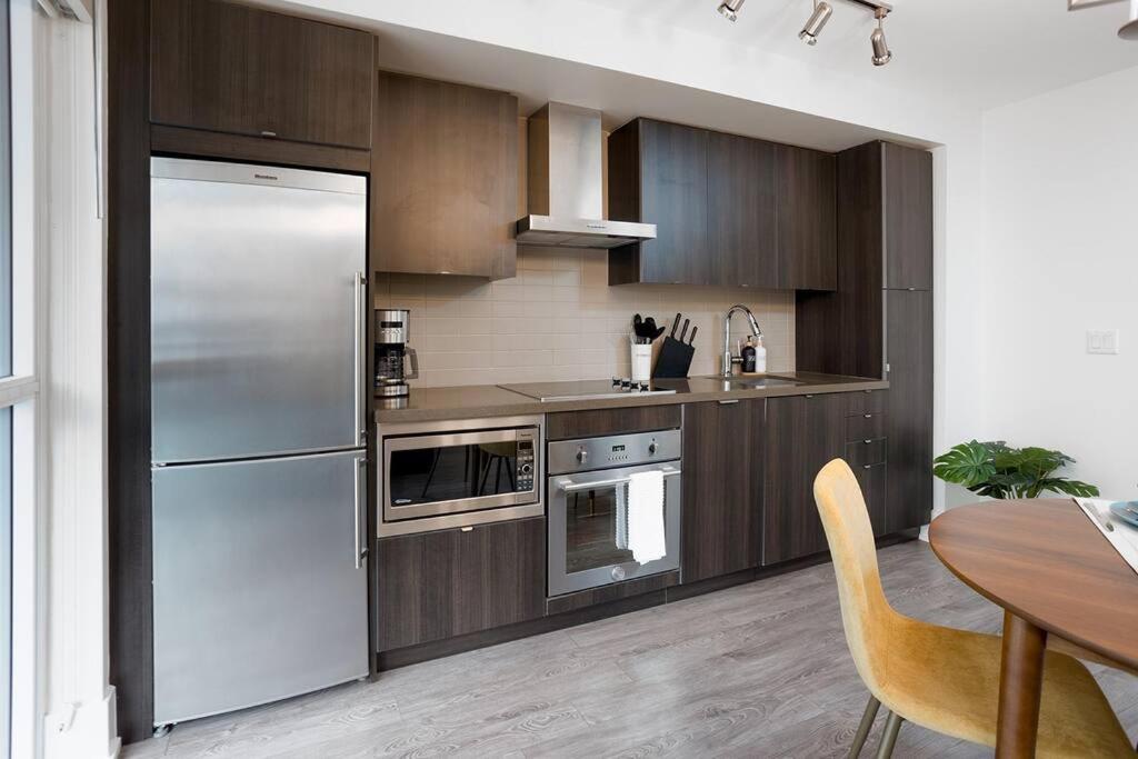 Chic 1-Br Condo; Parking Included; Downtown Core Toronto Exterior photo