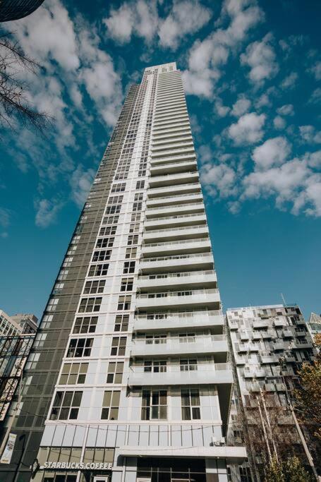 Chic 1-Br Condo; Parking Included; Downtown Core Toronto Exterior photo