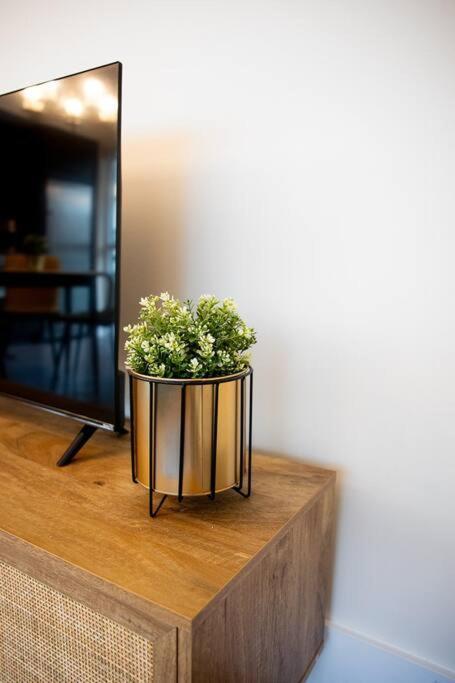 Chic 1-Br Condo; Parking Included; Downtown Core Toronto Exterior photo