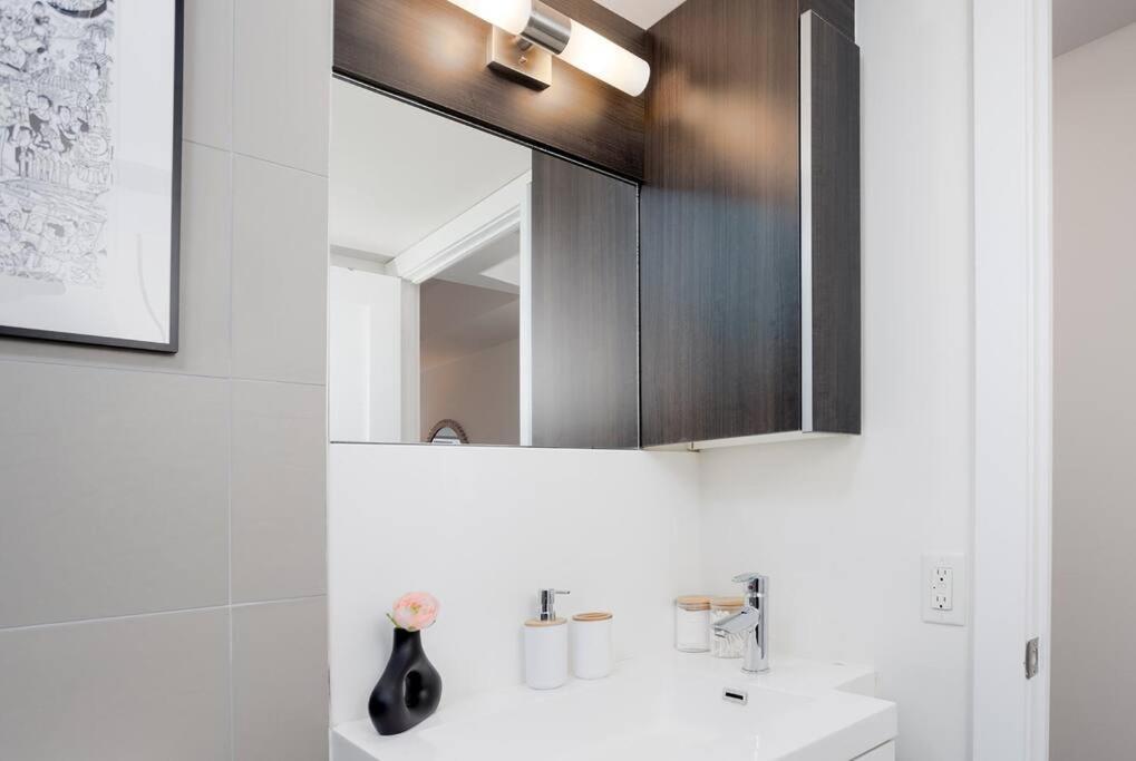 Chic 1-Br Condo; Parking Included; Downtown Core Toronto Exterior photo