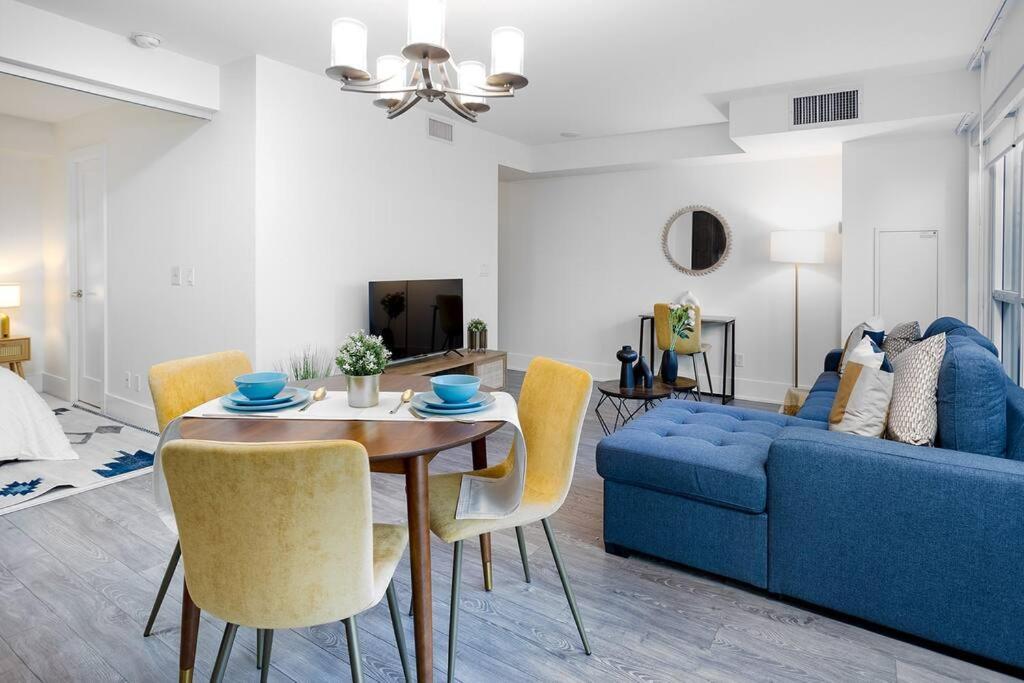 Chic 1-Br Condo; Parking Included; Downtown Core Toronto Exterior photo