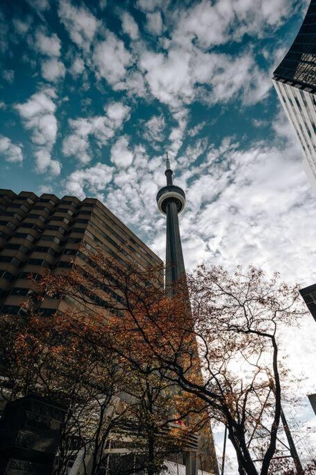 Chic 1-Br Condo; Parking Included; Downtown Core Toronto Exterior photo