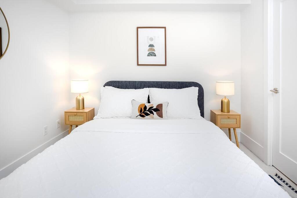 Chic 1-Br Condo; Parking Included; Downtown Core Toronto Exterior photo