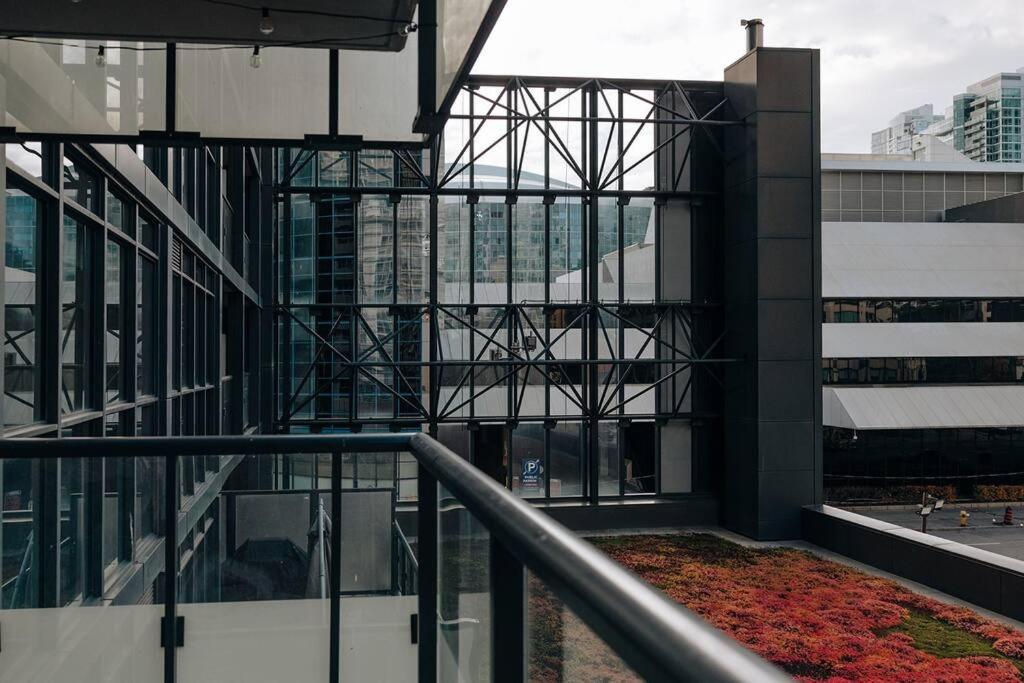 Chic 1-Br Condo; Parking Included; Downtown Core Toronto Exterior photo