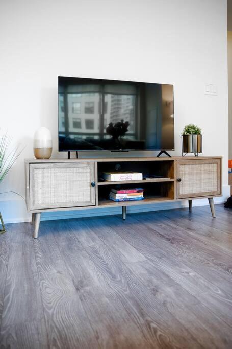 Chic 1-Br Condo; Parking Included; Downtown Core Toronto Exterior photo