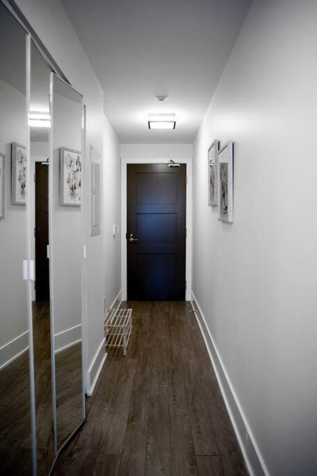 Chic 1-Br Condo; Parking Included; Downtown Core Toronto Exterior photo